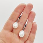 Fehér arany elegáns fülbevaló gyönggyel