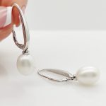 Fehér arany elegáns fülbevaló gyönggyel