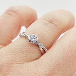 Fehér arany köves gyűrű