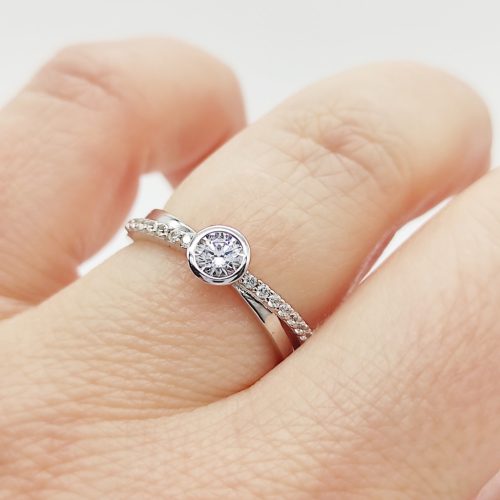 Fehér arany köves gyűrű