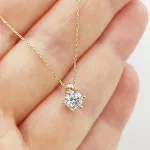 Sárga arany nyaklánc egy köves 6 karmos medállal