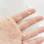 Sárga arany nyaklánc apró fehér lóherékkel