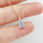 Sárga arany nyaklánc kék köves medállal