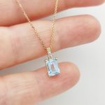 Sárga arany nyaklánc kék köves medállal