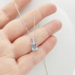 Fehér arany nyaklánc kék köves medállal