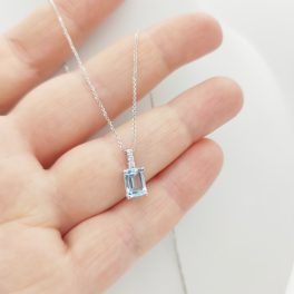 Fehér arany nyaklánc kék köves medállal