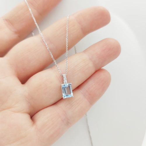 Fehér arany nyaklánc kék köves medállal