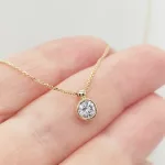 Sárga arany nyaklánc egy köves buttonos medállal