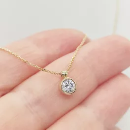 Sárga arany nyaklánc egy köves buttonos medállal