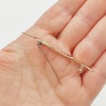 Sárga arany levél formájú kitűző/bross