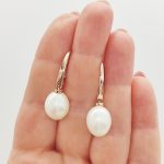 Rozé arany lógós fülbevaló nagy gyönggyel