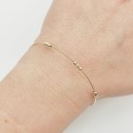 Sárga arany kis metszett bogyós karperec