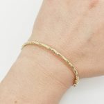 Sárga arany csavart metszett karperec