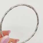 Fehér arany csavart metszett karperec