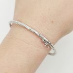 Fehér arany csavart metszett karperec