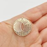 Sárga arany metszett szikrázó medál