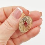 Sárga arany metszett szikrázó medál