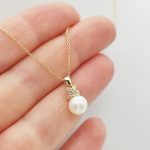 Sárga arany nyaklánc gyöngy medállal