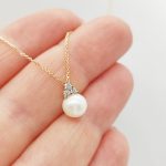 Sárga arany nyaklánc gyöngy medállal