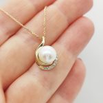 Sárga arany nyaklánc gyöngy medállal