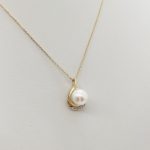 Sárga arany nyaklánc gyöngy medállal