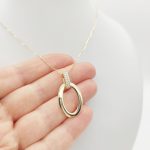 Sárga arany nyaklánc modern medállal