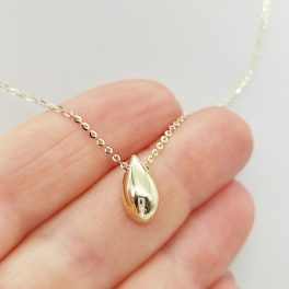 Sárga arany nyaklánc kis csepp medállal