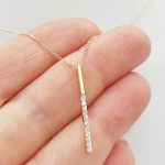 Sárga arany nyaklánc köves pálcika medállal