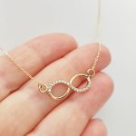 Sárga arany nyaklánc köves végtelen medállal