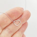 Fehér arany nyaklánc minimál szívvel