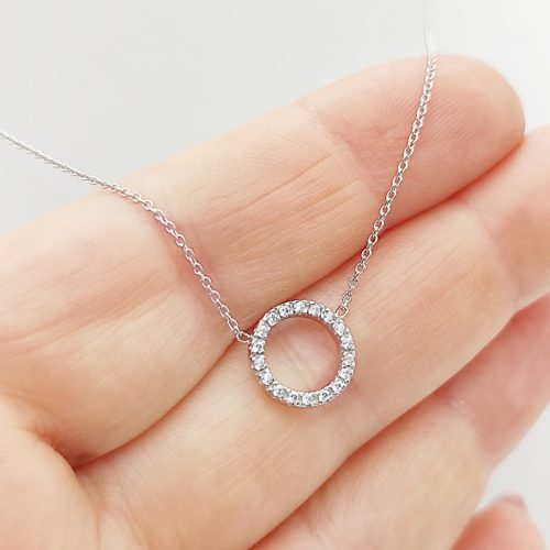 Fehér arany nyaklánc kerek köves medállal