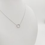 Fehér arany nyaklánc kerek köves medállal