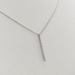 Fehér arany nyaklánc köves pálcika medállal