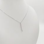 Fehér arany nyaklánc köves pálcika medállal