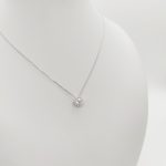 Fehér arany nyaklánc szikrázó medállal