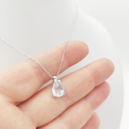Fehér arany nyaklánc kék csepp medállal