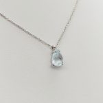 Fehér arany nyaklánc kék csepp medállal