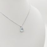 Fehér arany nyaklánc kék csepp medállal