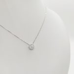 Fehér arany nyaklánc szikrázó virág medállal