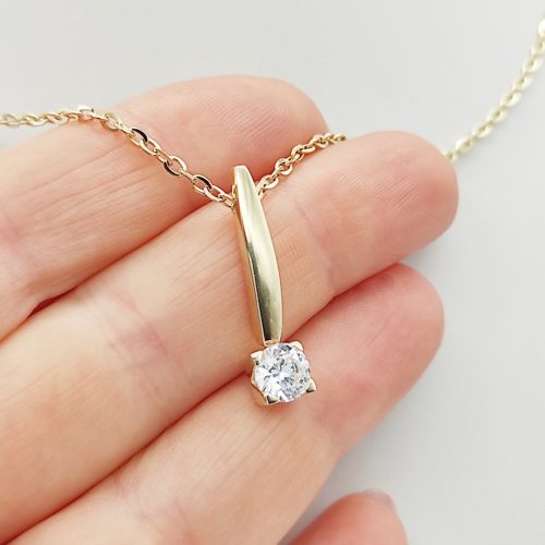 Sárga arany elegáns ankerlánc egy köves medállal