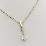 Sárga arany elegáns ankerlánc egy köves medállal