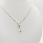 Sárga arany elegáns ankerlánc egy köves medállal