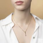 Sárga arany elegáns ankerlánc egy köves medállal