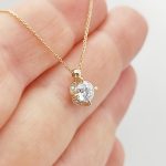 Sárga arany nyaklánc egy köves medállal