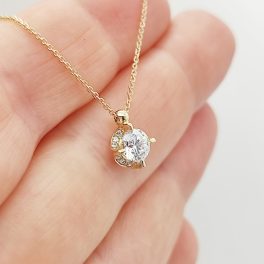 Sárga arany nyaklánc egy köves medállal