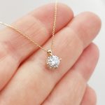 Sárga arany nyaklánc egy köves medállal