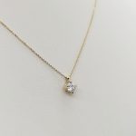 Sárga arany nyaklánc egy köves medállal