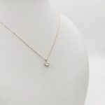 Sárga arany nyaklánc egy köves medállal