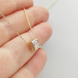 Sárga arany nyaklánc szögletes köves medállal
