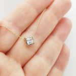 Sárga arany nyaklánc szögletes köves medállal